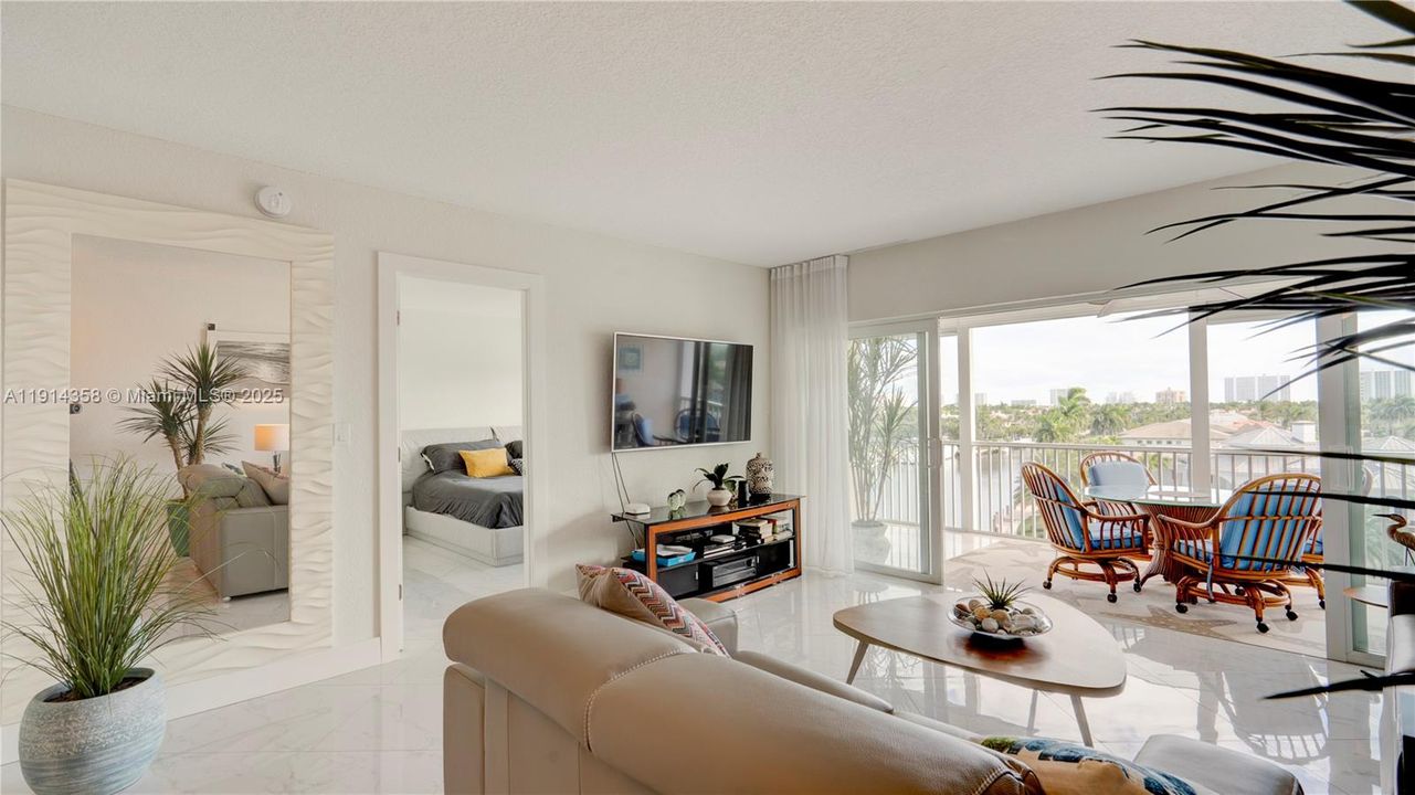 For Sale: $495,000 (2 beds, 2 baths, 1002 Square Feet)