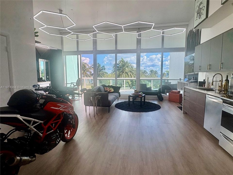 Active With Contract: $625,000 (1 beds, 2 baths, 870 Square Feet)