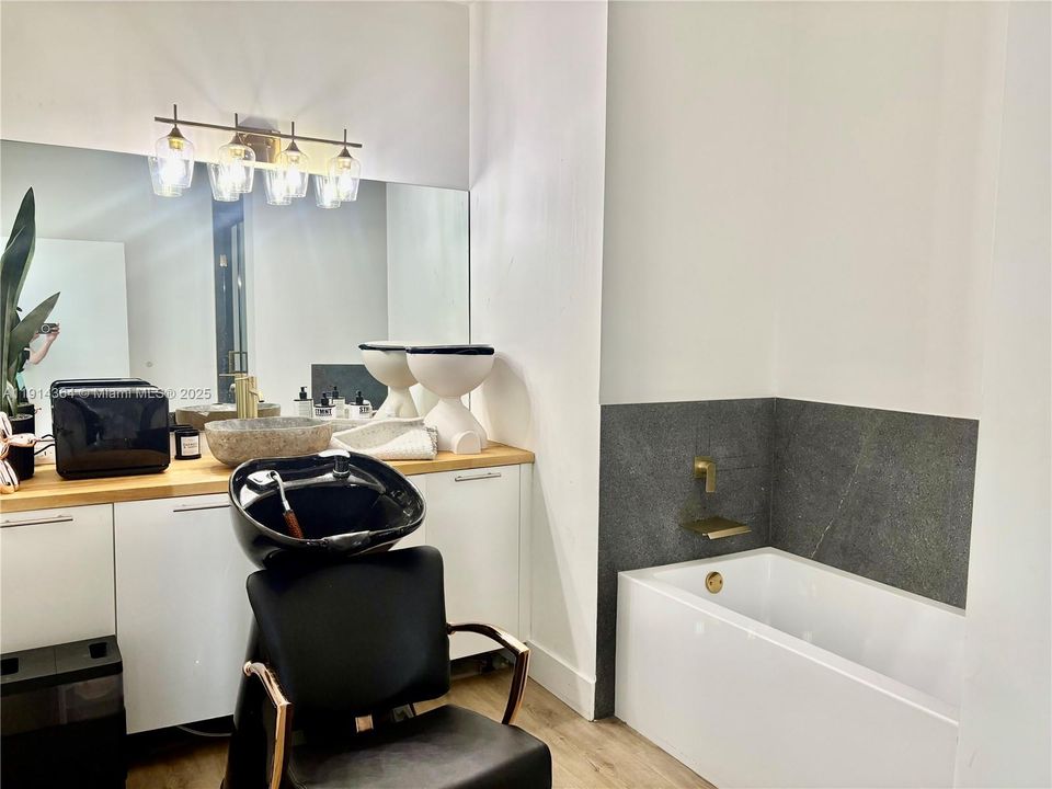 Active With Contract: $625,000 (1 beds, 2 baths, 870 Square Feet)