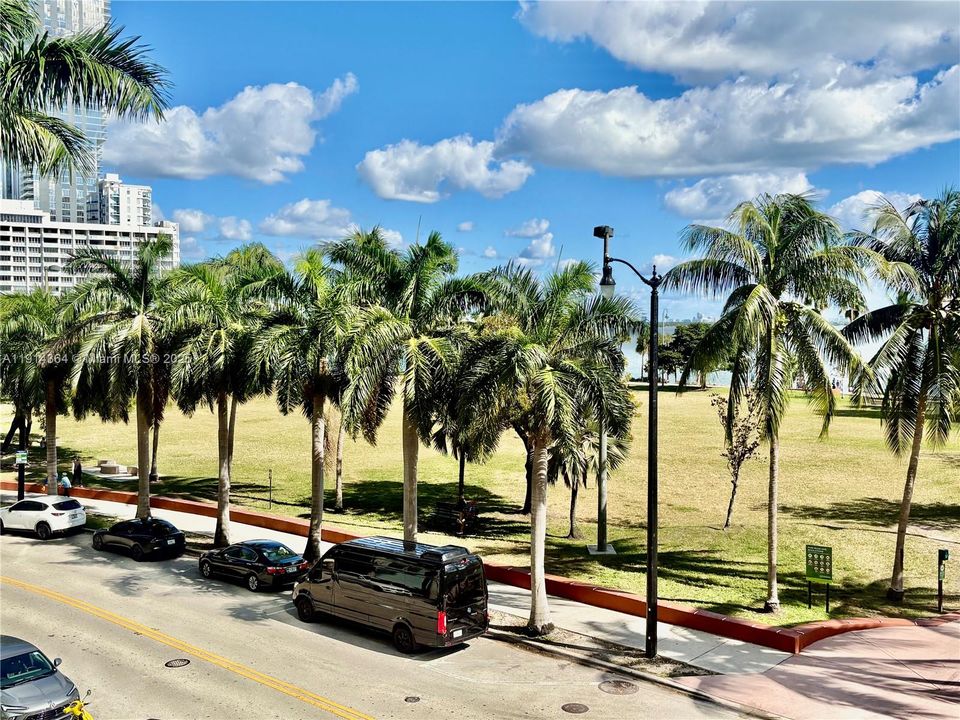 Active With Contract: $625,000 (1 beds, 2 baths, 870 Square Feet)