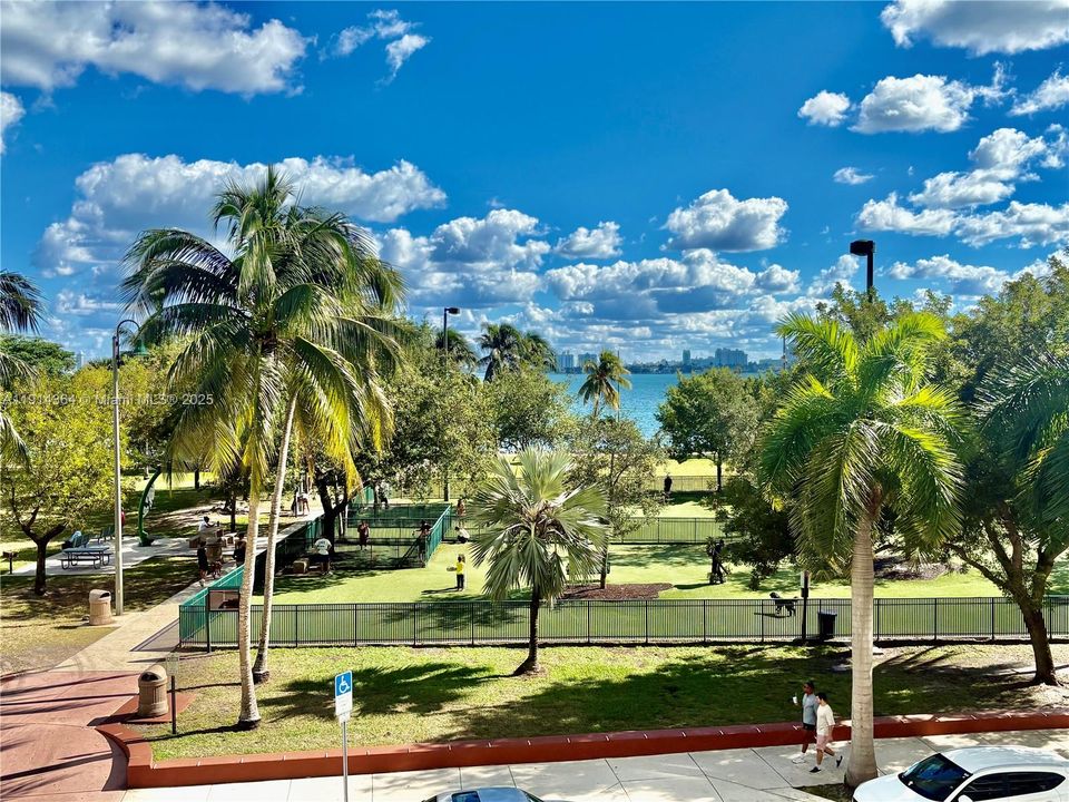 Active With Contract: $625,000 (1 beds, 2 baths, 870 Square Feet)