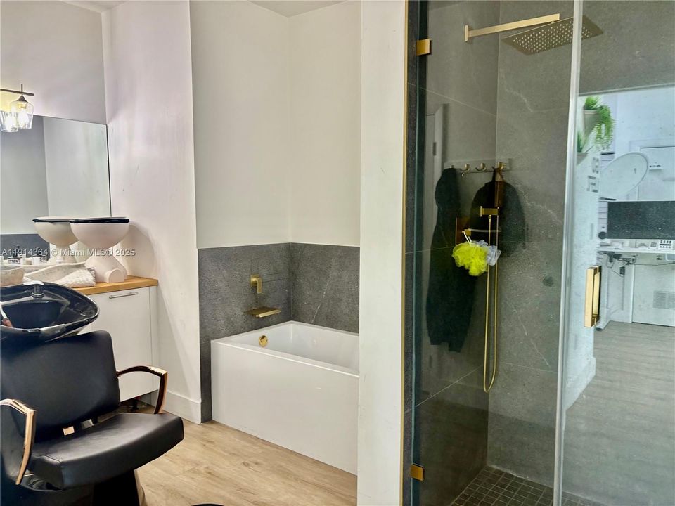 Active With Contract: $625,000 (1 beds, 2 baths, 870 Square Feet)