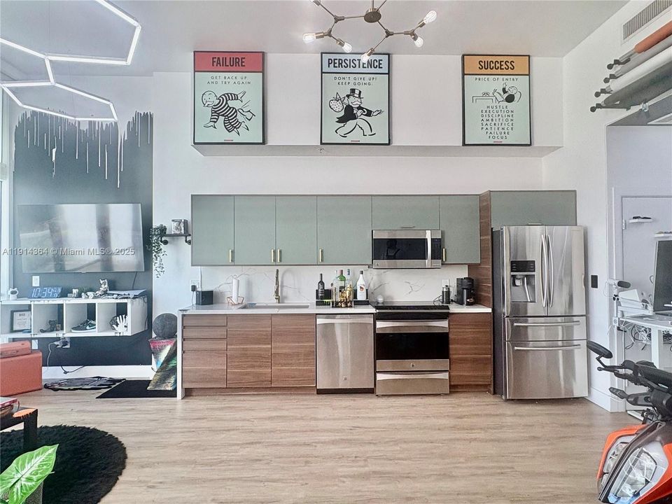 Active With Contract: $625,000 (1 beds, 2 baths, 870 Square Feet)