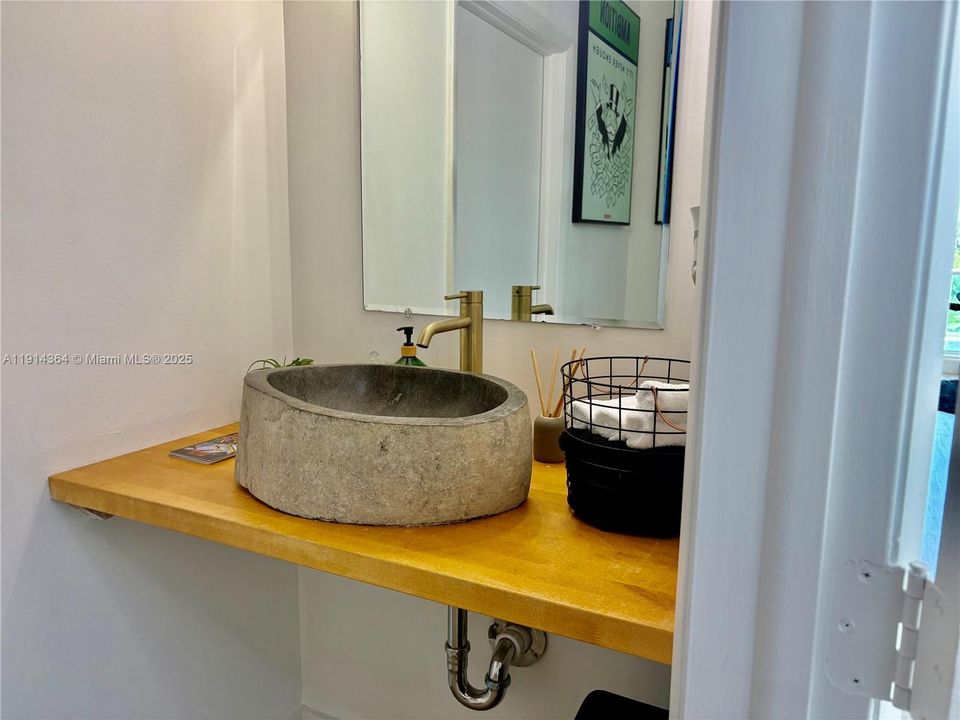 Active With Contract: $625,000 (1 beds, 2 baths, 870 Square Feet)