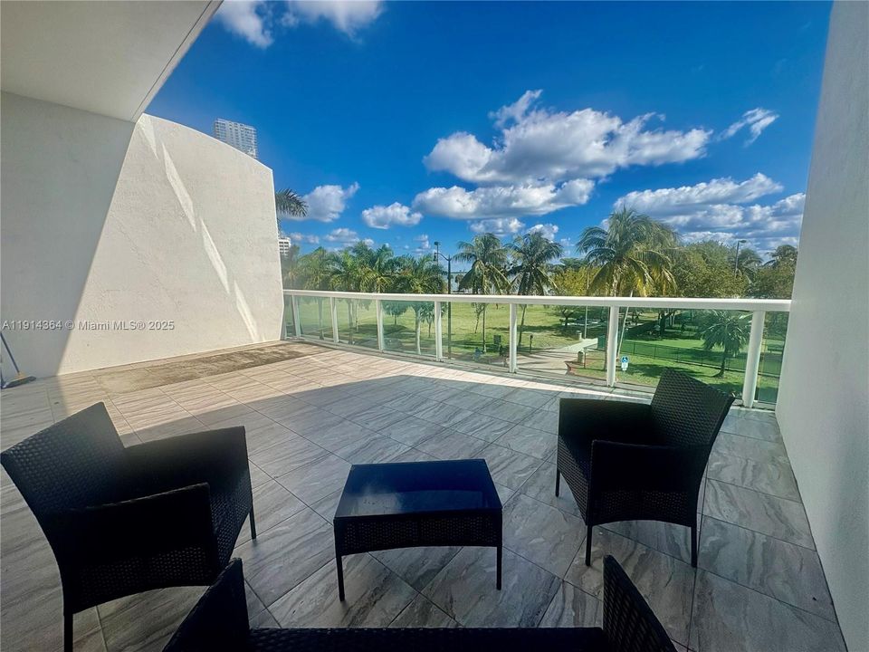 Active With Contract: $625,000 (1 beds, 2 baths, 870 Square Feet)