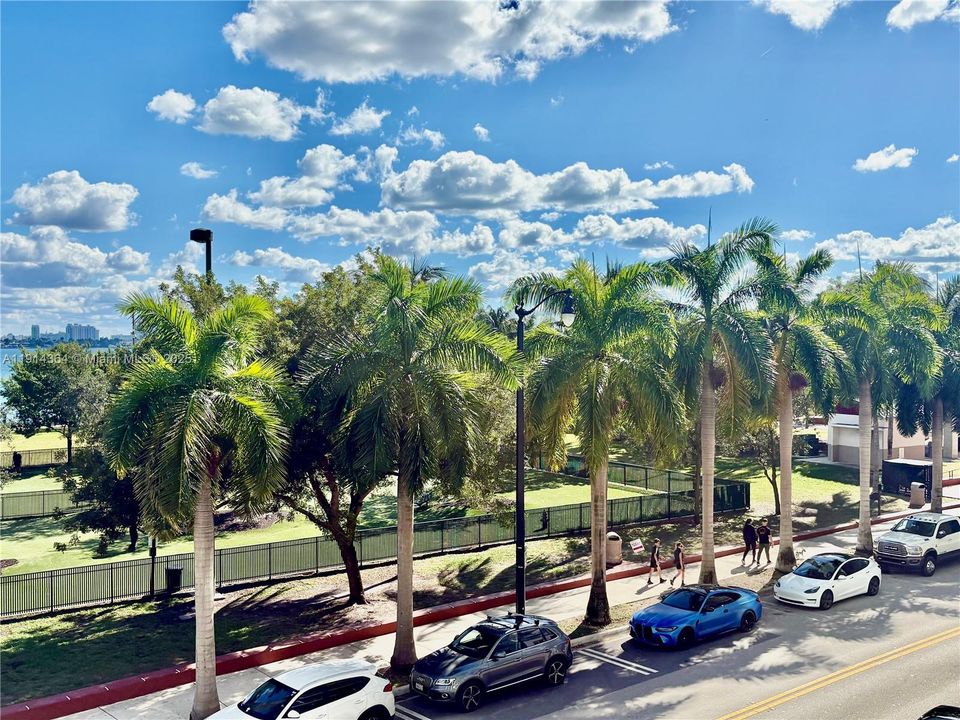 Active With Contract: $625,000 (1 beds, 2 baths, 870 Square Feet)