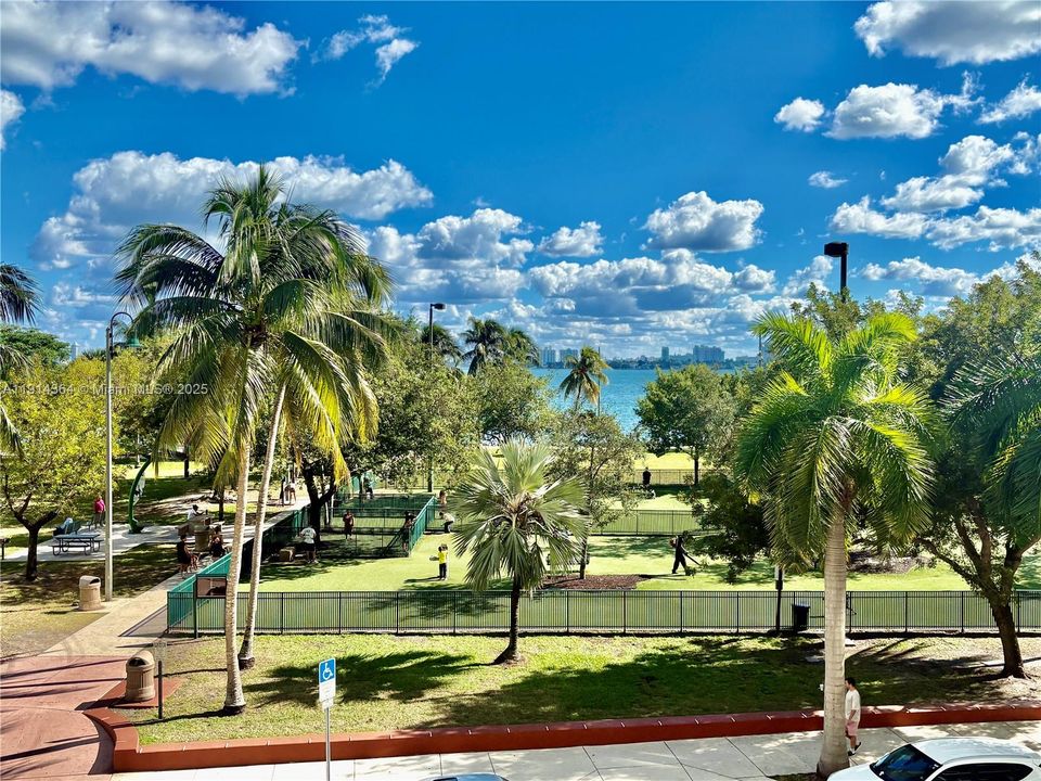 Active With Contract: $625,000 (1 beds, 2 baths, 870 Square Feet)