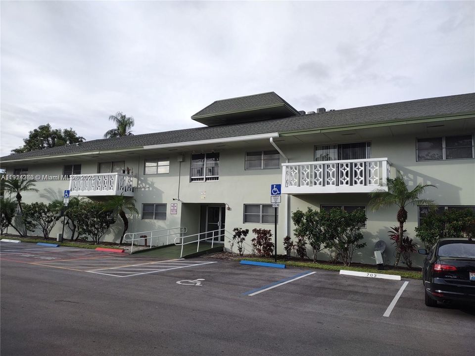 Active With Contract: $124,900 (1 beds, 1 baths, 716 Square Feet)