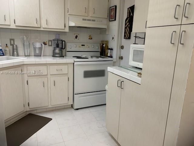 Active With Contract: $124,900 (1 beds, 1 baths, 716 Square Feet)
