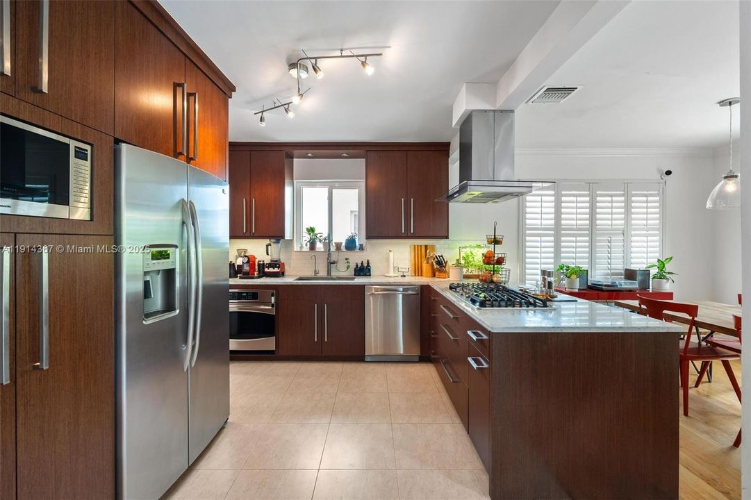 合同活跃: $5,750 (2 贝兹, 2 浴室, 1607 平方英尺)