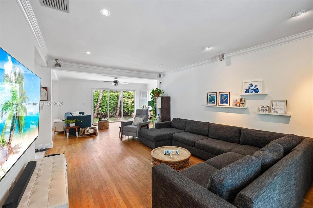 合同活跃: $5,750 (2 贝兹, 2 浴室, 1607 平方英尺)