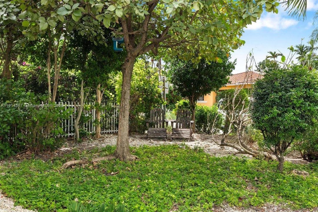 合同活跃: $5,750 (2 贝兹, 2 浴室, 1607 平方英尺)