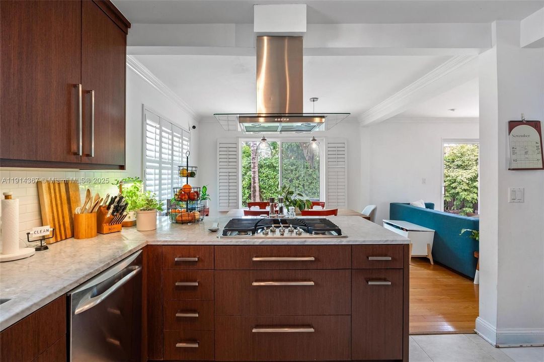 合同活跃: $5,750 (2 贝兹, 2 浴室, 1607 平方英尺)