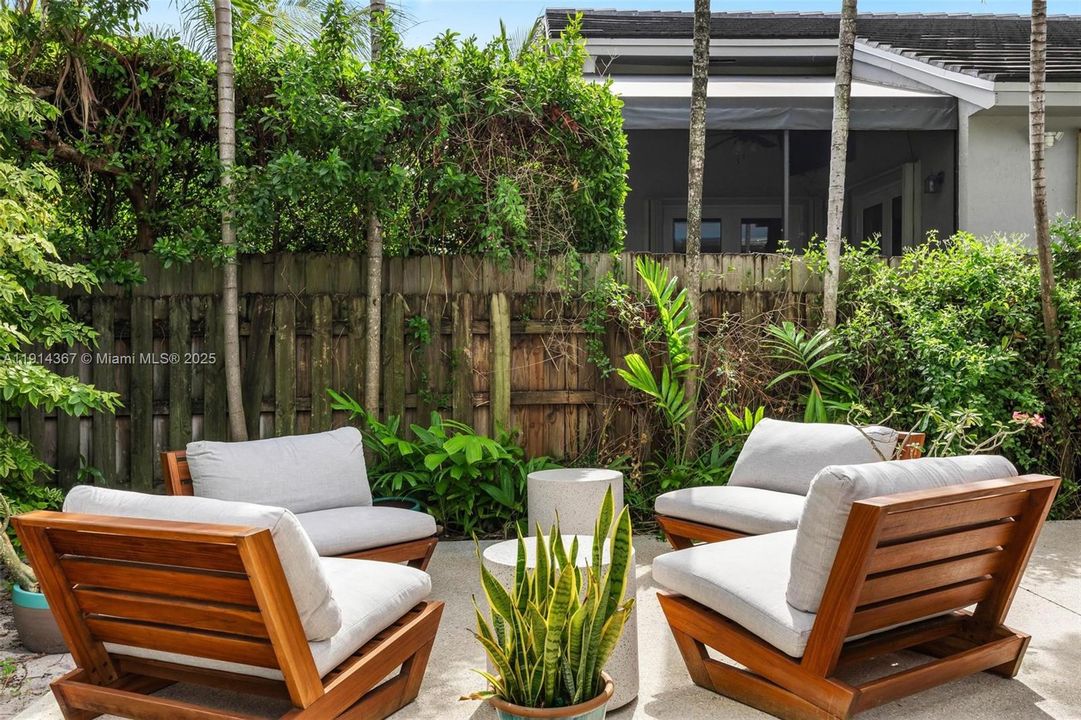 合同活跃: $5,750 (2 贝兹, 2 浴室, 1607 平方英尺)