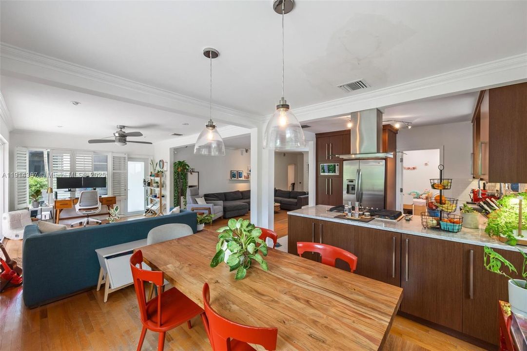 合同活跃: $5,750 (2 贝兹, 2 浴室, 1607 平方英尺)