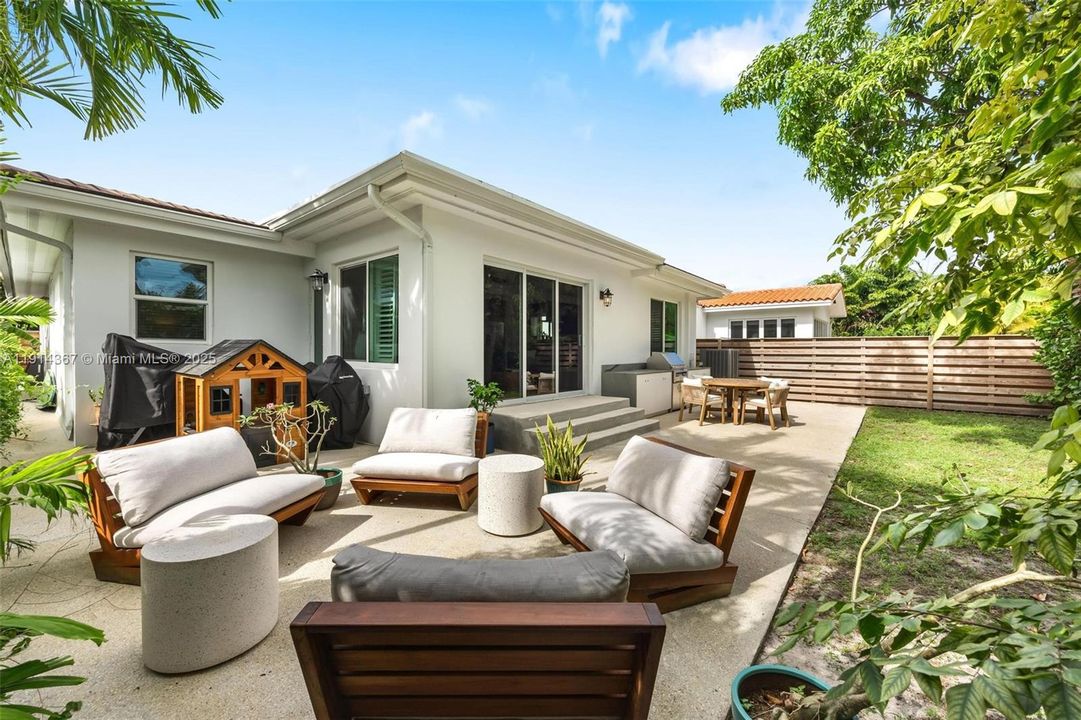 合同活跃: $5,750 (2 贝兹, 2 浴室, 1607 平方英尺)