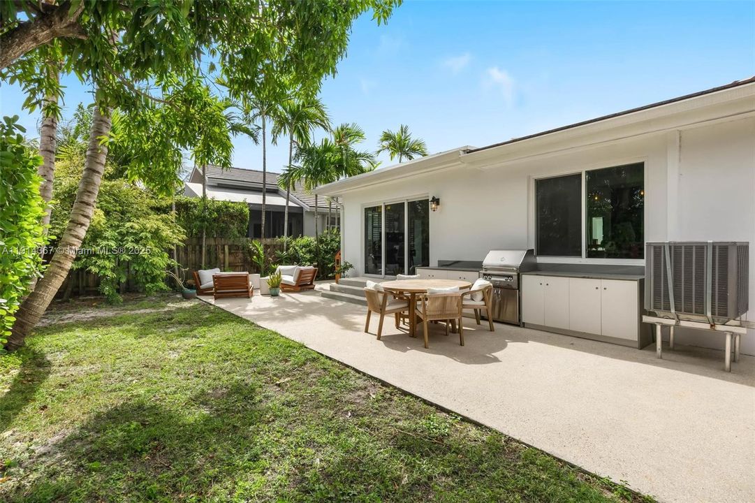 合同活跃: $5,750 (2 贝兹, 2 浴室, 1607 平方英尺)