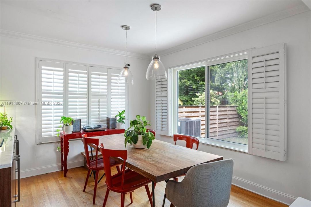 合同活跃: $5,750 (2 贝兹, 2 浴室, 1607 平方英尺)