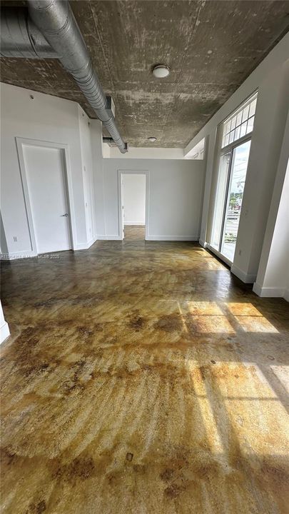 For Rent: $2,250 (1 beds, 1 baths, 827 Square Feet)