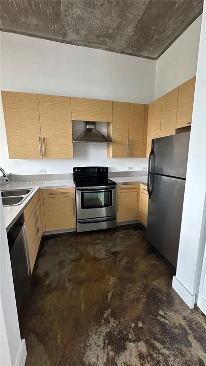 For Rent: $2,250 (1 beds, 1 baths, 827 Square Feet)