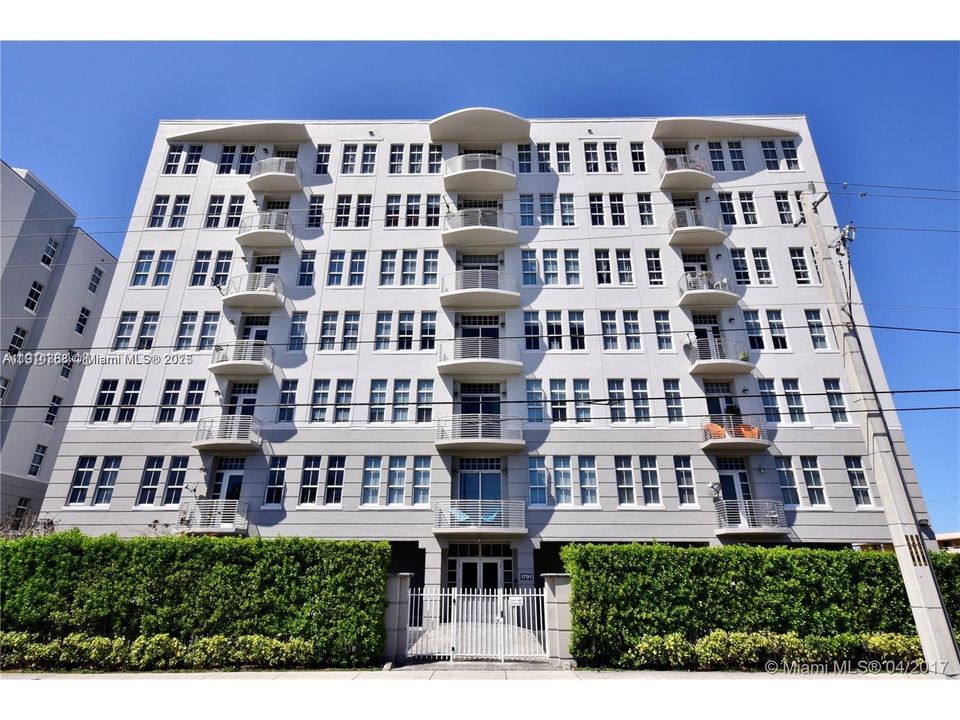 For Rent: $2,250 (1 beds, 1 baths, 827 Square Feet)