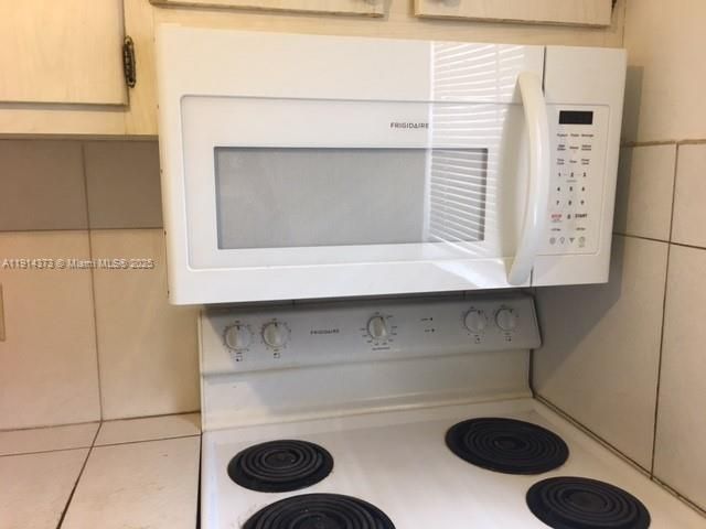 На продажу: $169,900 (2 спален, 1 ванн, 803 Квадратных фут)