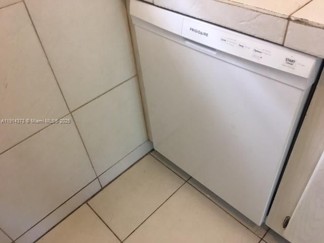 На продажу: $169,900 (2 спален, 1 ванн, 803 Квадратных фут)