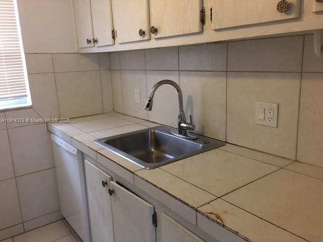 На продажу: $169,900 (2 спален, 1 ванн, 803 Квадратных фут)