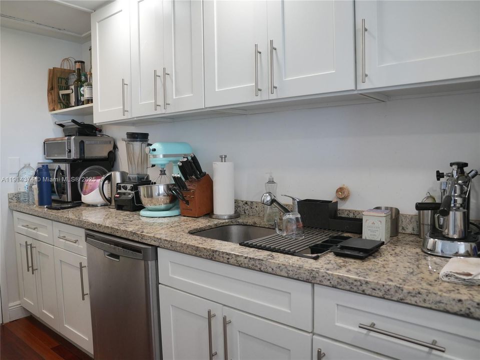 Под контрактом: $3,000 (2 спален, 2 ванн, 1104 Квадратных фут)