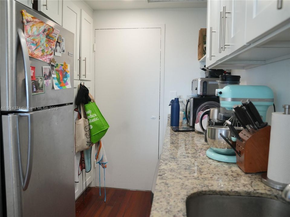 Под контрактом: $3,000 (2 спален, 2 ванн, 1104 Квадратных фут)