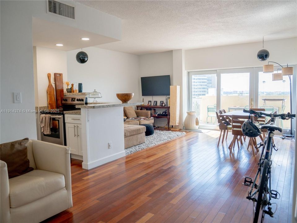 Под контрактом: $3,000 (2 спален, 2 ванн, 1104 Квадратных фут)