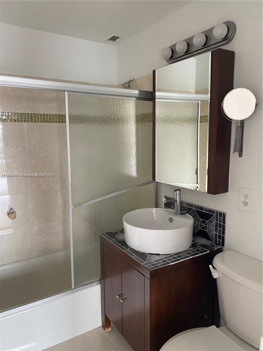 Под контрактом: $3,000 (2 спален, 2 ванн, 1104 Квадратных фут)