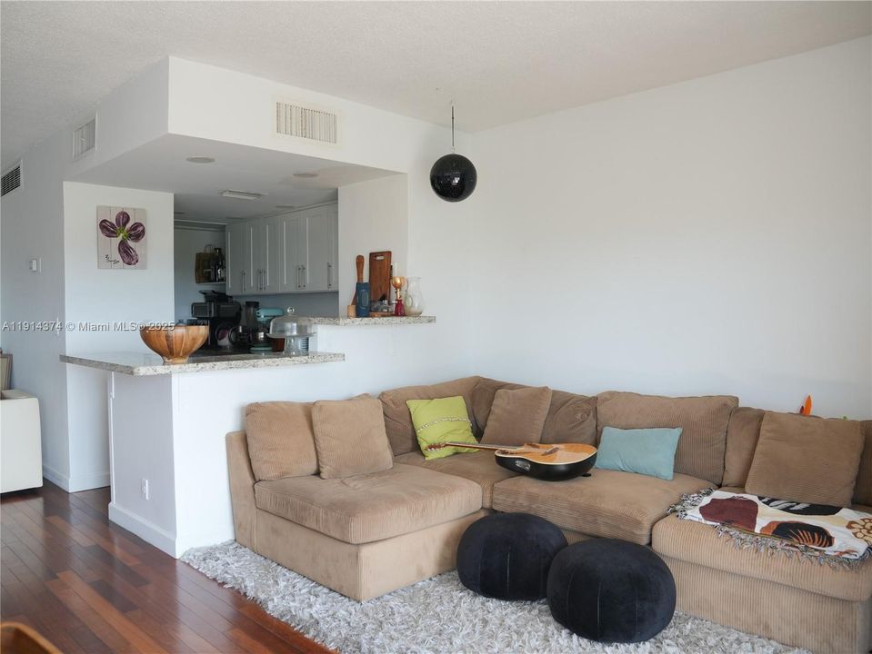 Под контрактом: $3,000 (2 спален, 2 ванн, 1104 Квадратных фут)