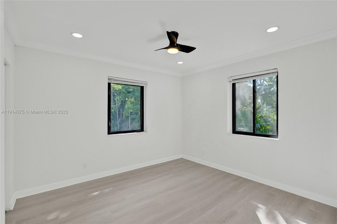 Под контрактом: $2,750 (3 спален, 1 ванн, 1100 Квадратных фут)