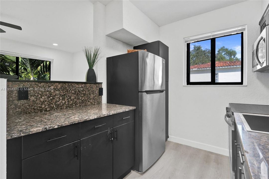 Под контрактом: $2,750 (3 спален, 1 ванн, 1100 Квадратных фут)