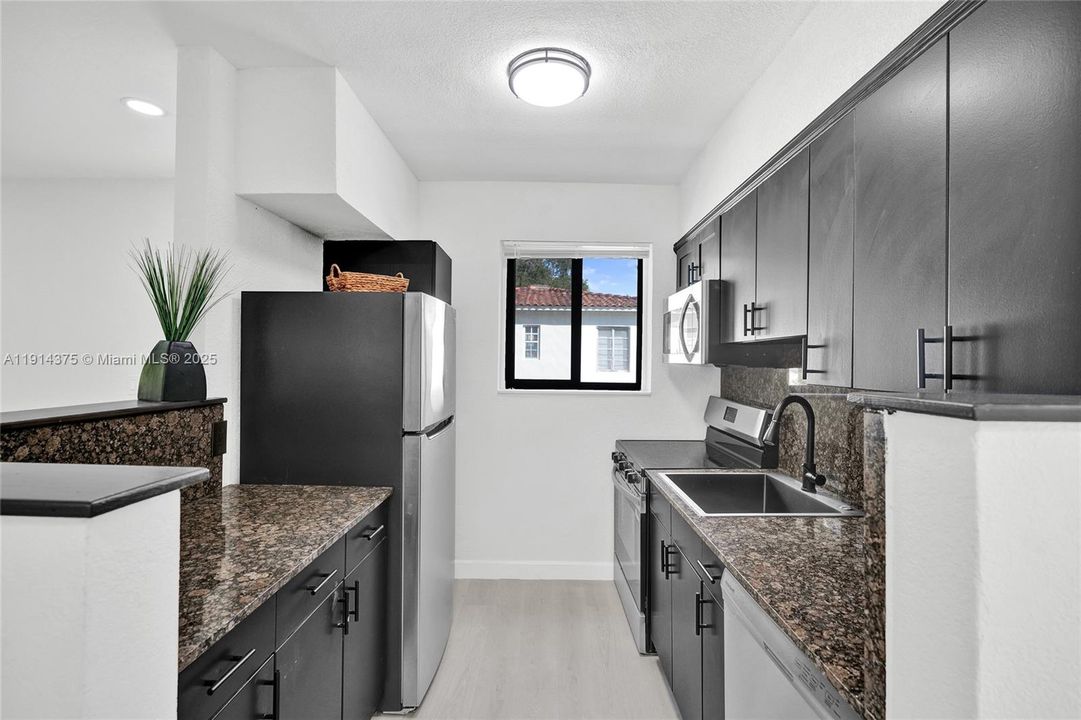 Под контрактом: $2,750 (3 спален, 1 ванн, 1100 Квадратных фут)