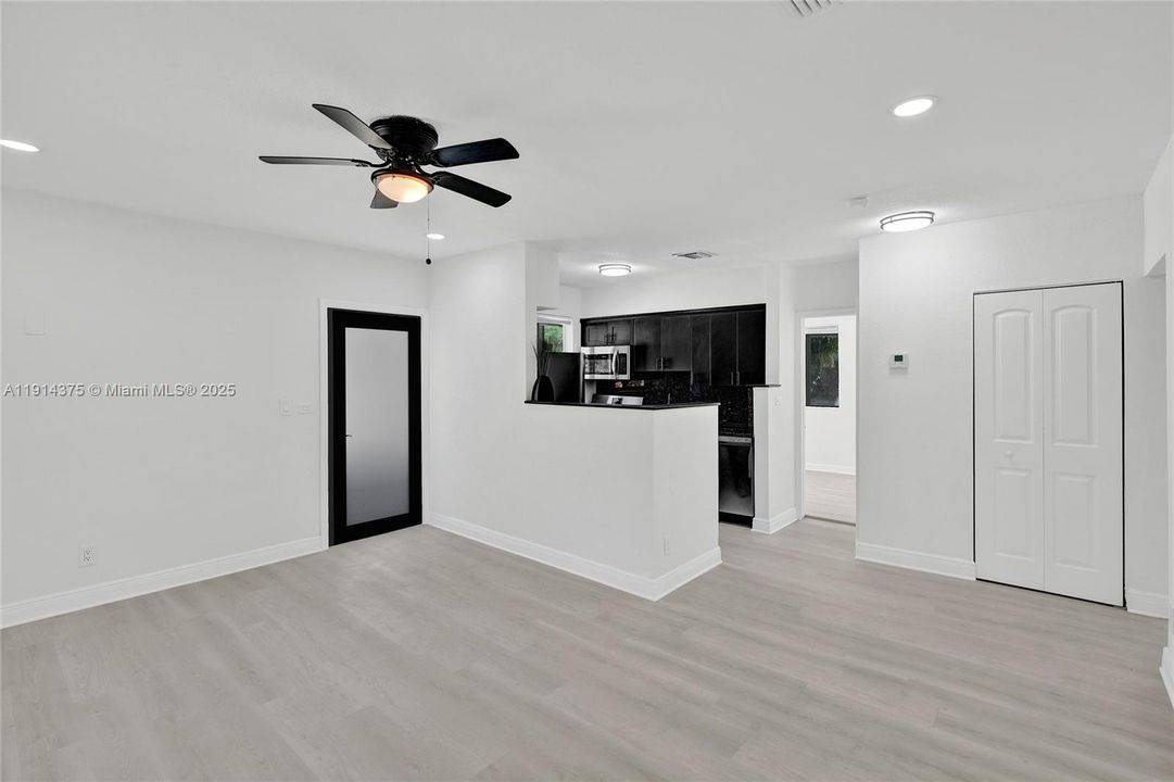 Под контрактом: $2,750 (3 спален, 1 ванн, 1100 Квадратных фут)