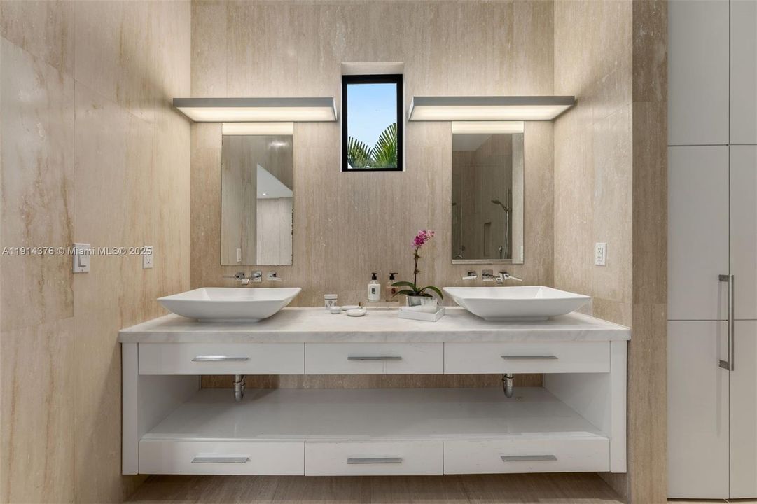 For Sale: $8,925,000 (6 beds, 6 baths, 5275 Square Feet)