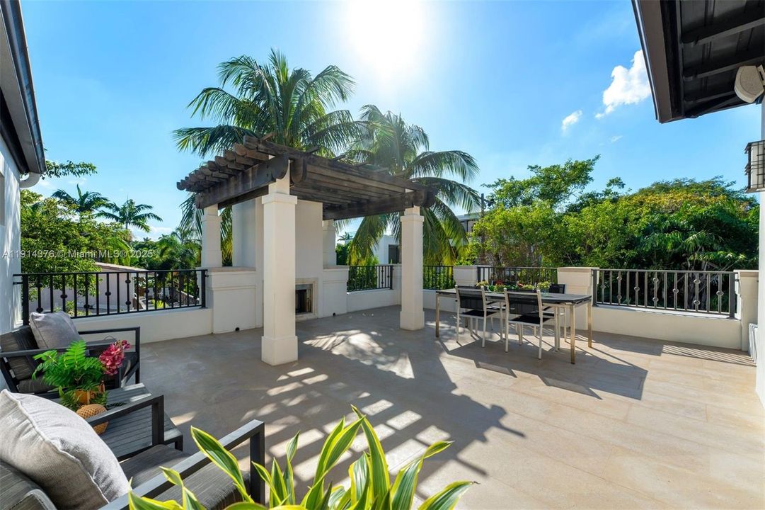 For Sale: $8,925,000 (6 beds, 6 baths, 5275 Square Feet)