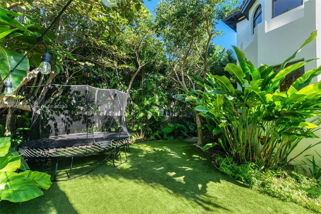 For Sale: $8,925,000 (6 beds, 6 baths, 5275 Square Feet)