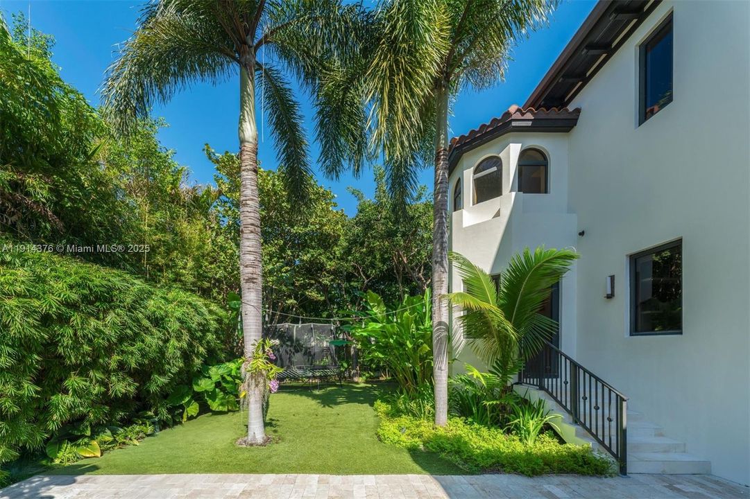 For Sale: $8,925,000 (6 beds, 6 baths, 5275 Square Feet)