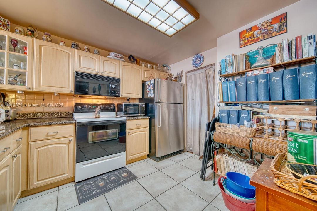 На продажу: $470,000 (2 спален, 2 ванн, 1458 Квадратных фут)