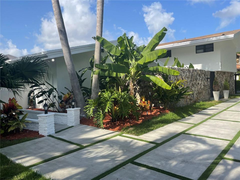 For Rent: $15,000 (5 beds, 4 baths, 4084 Square Feet)