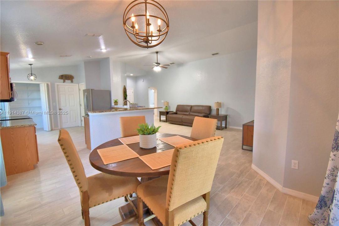 待售: $389,000 (4 贝兹, 2 浴室, 1749 平方英尺)