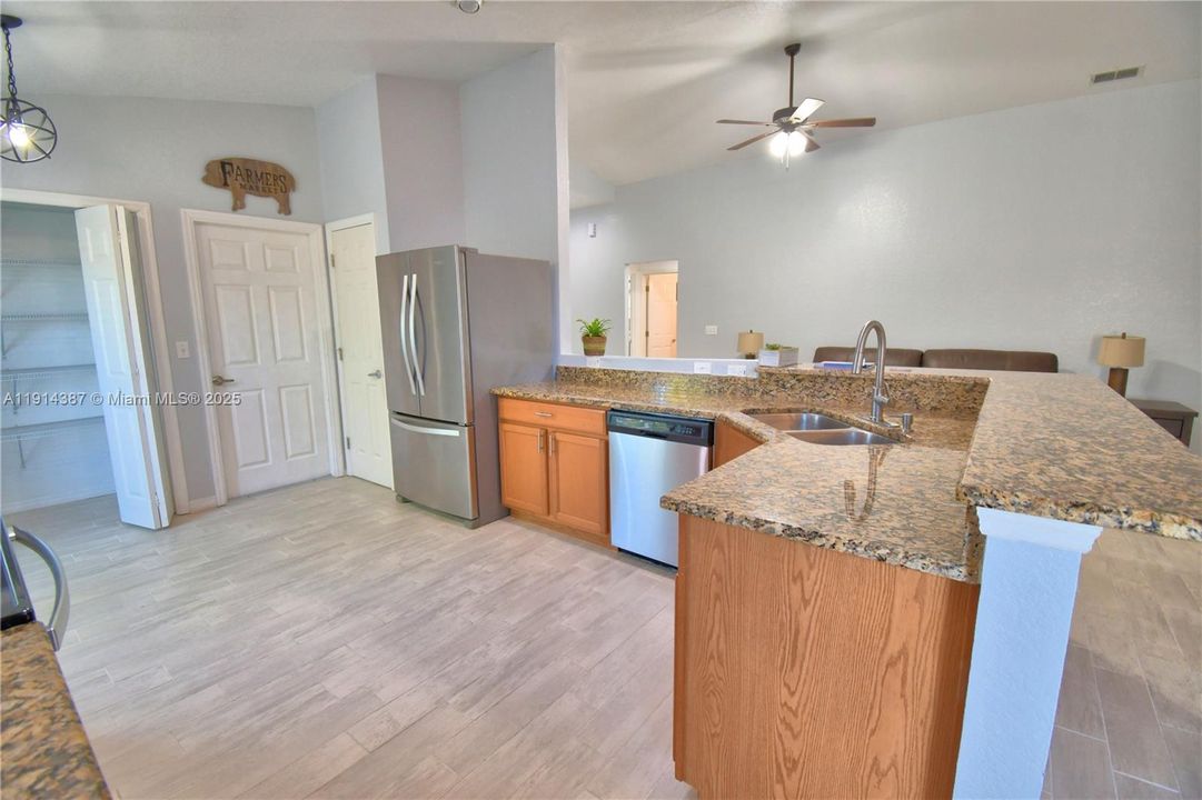 待售: $389,000 (4 贝兹, 2 浴室, 1749 平方英尺)