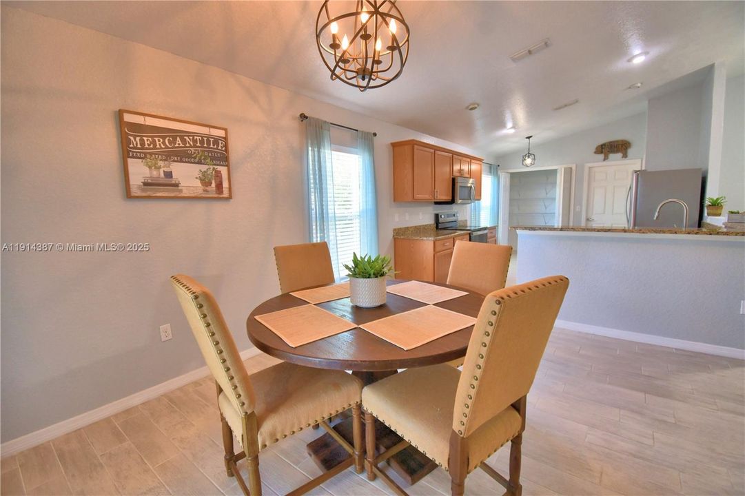 待售: $389,000 (4 贝兹, 2 浴室, 1749 平方英尺)