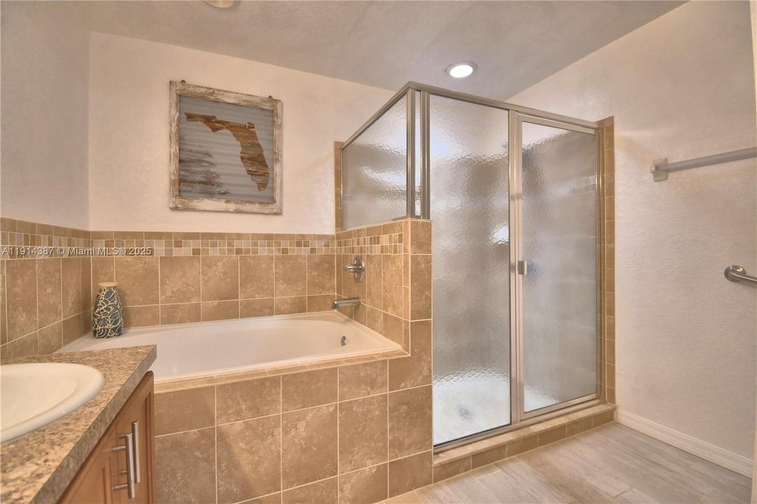 待售: $389,000 (4 贝兹, 2 浴室, 1749 平方英尺)