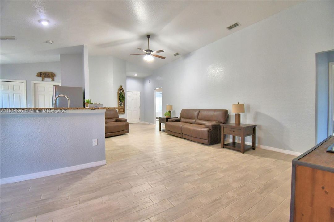 待售: $389,000 (4 贝兹, 2 浴室, 1749 平方英尺)