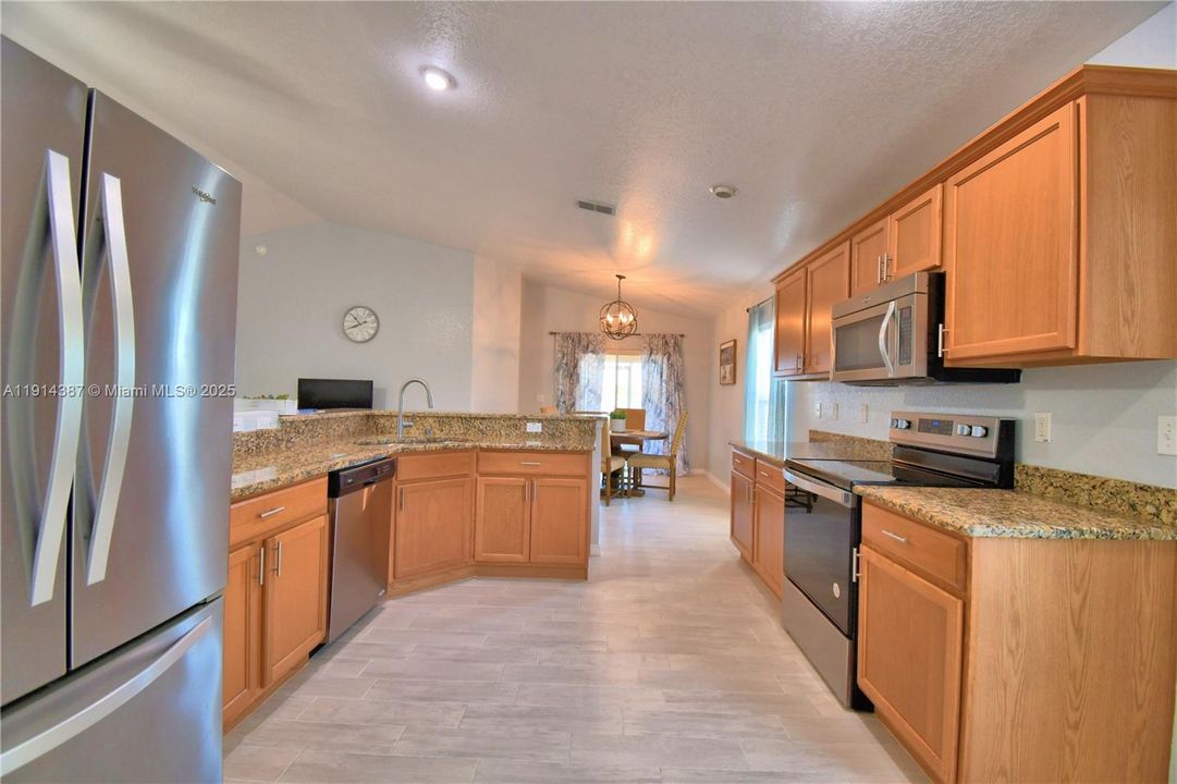 待售: $389,000 (4 贝兹, 2 浴室, 1749 平方英尺)