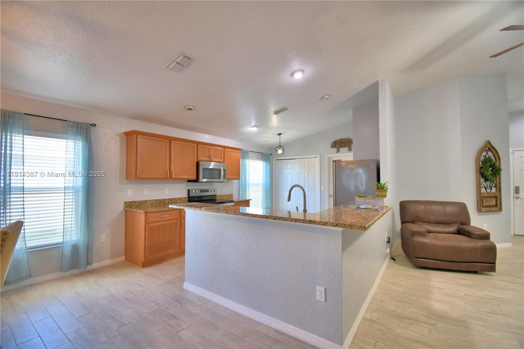 待售: $389,000 (4 贝兹, 2 浴室, 1749 平方英尺)